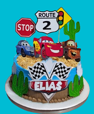 Torta con llamativo color y delicioso relleno de manjar 